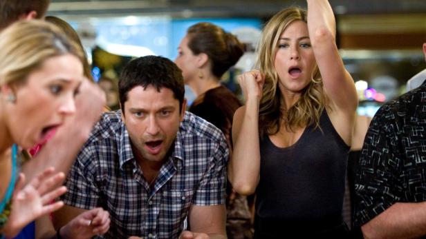 Jennifer Aniston und Gerard Butler schauen in „Der Kautions-Cop“ überrascht.