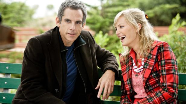 Ben Stiller und Malin Åkerman sitzen lachend auf einer Parkbank.