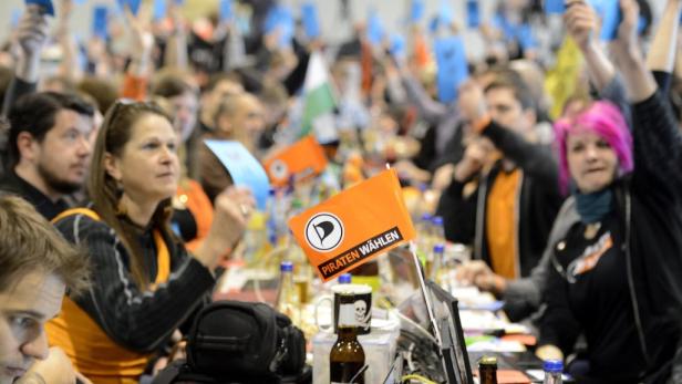 Eine Versammlung von Menschen mit Fahnen der Piratenpartei Deutschland.