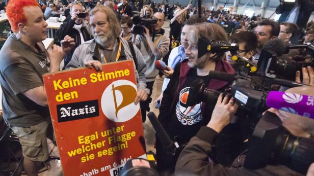 Demonstranten halten ein Schild mit der Aufschrift „Keine Stimme den Nazis“.