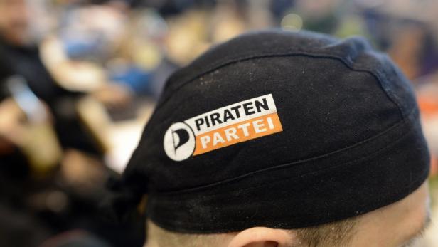 Eine schwarze Kopfbedeckung mit dem Logo der Piratenpartei.