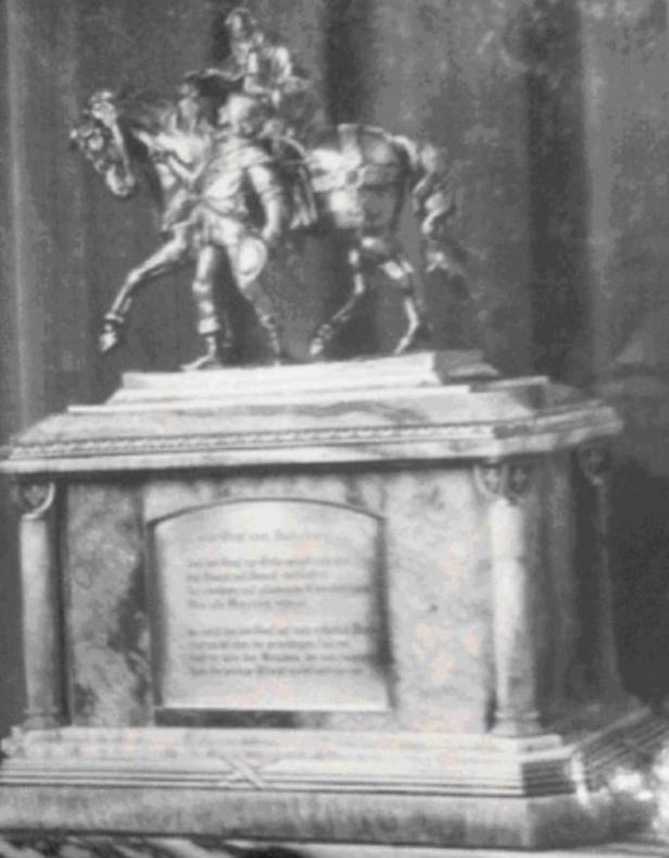 Das Objekt soll bis zu 30.000 Euro wert sein. Eine Statue von zwei Männern auf einem Pferd auf einem verzierten Sockel.