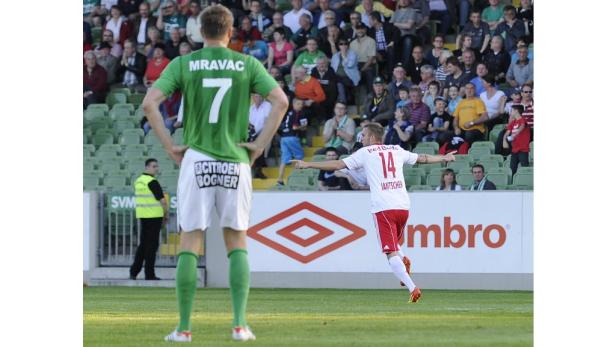 Fußballspieler Jantscher jubelt vor dem Publikum, während ein anderer Spieler zusieht.
