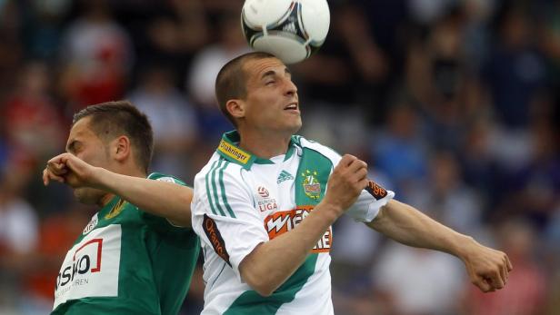 Ein Fußballspieler köpft den Ball während eines Spiels.