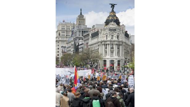 Eine Menschenmenge demonstriert vor dem Metropolis-Haus in Madrid.