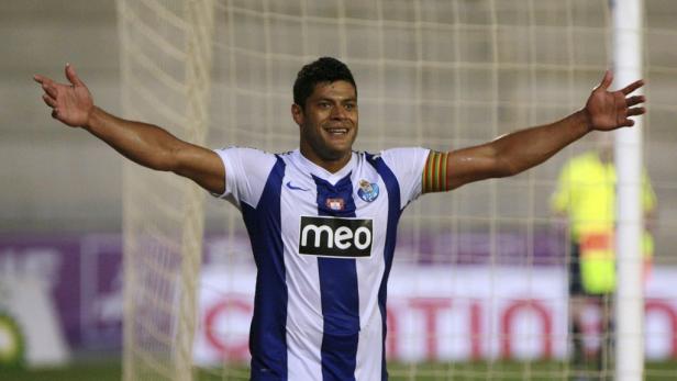 Hulk, ein Fußballspieler des FC Porto, jubelt mit ausgestreckten Armen.