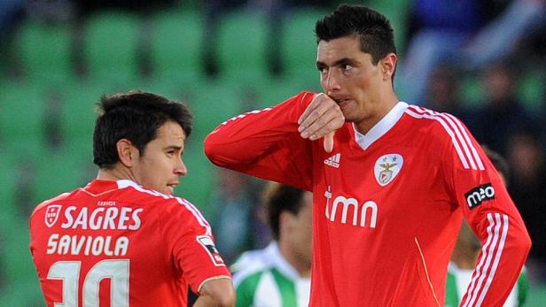 Zwei Fußballspieler des SL Benfica in roten Trikots auf dem Spielfeld.