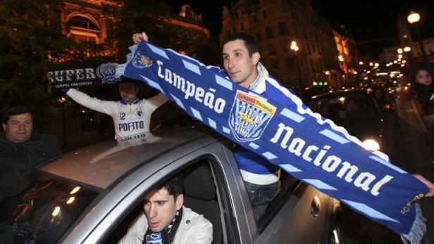 Fußballfans feiern den Titel „Campeão Nacional“ mit Schals und Trikots auf der Straße.