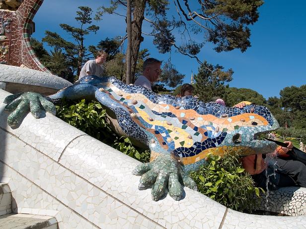 Der Mosaik-Salamander im Park Güell in Barcelona zieht Besucher an.