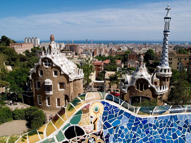 Blick über den Park Güell in Barcelona auf die Stadt.