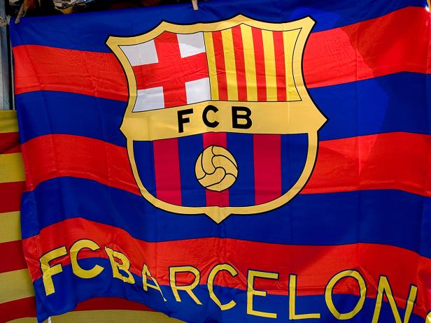 Eine Flagge des FC Barcelona mit dem Vereinswappen.