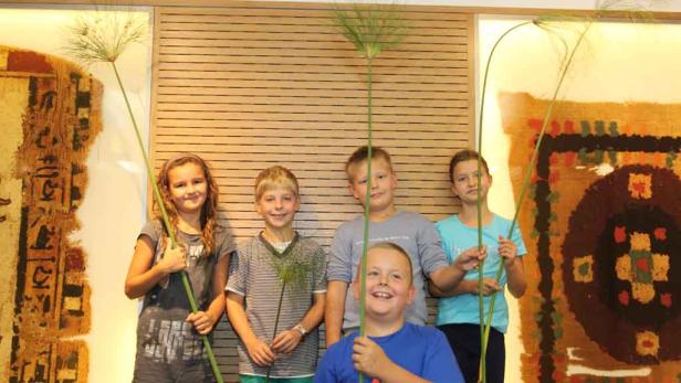 Kids mit Papyruspflanzen