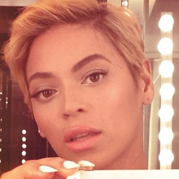 Nahaufnahme von Beyoncé mit kurzem, blondem Haar.