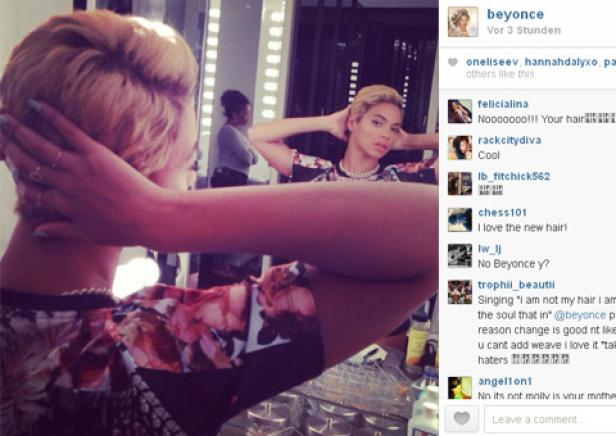 Beyoncé posiert mit neuen, blonden, kurzen Haaren vor einem Spiegel.