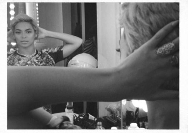 Beyoncé betrachtet sich in einem Spiegel in einem Backstage-Bereich.