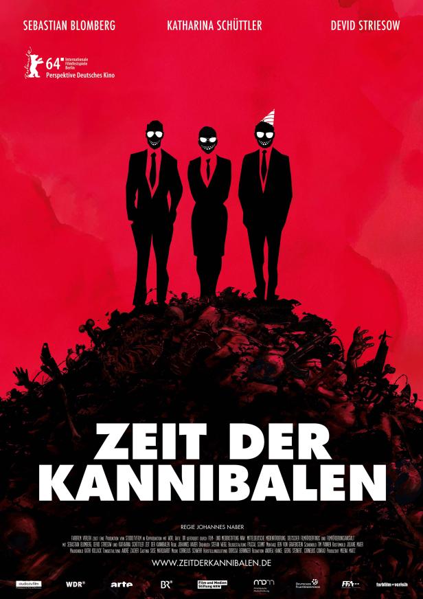 Das Filmplakat zu „Zeit der Kannibalen“ zeigt drei schwarz gekleidete, grinsende Personen vor rotem Hintergrund.