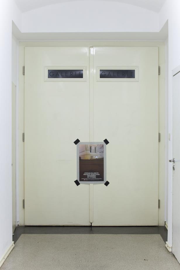 Eine Tür mit der Aufschrift „Galerie“ und einem Plakat für Stephan Dillemuths Ausstellung „Secession“.