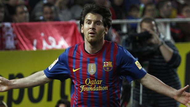 Lionel Messi im Trikot des FC Barcelona mit ausgestreckten Armen.