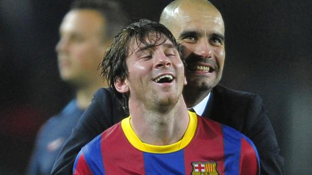 Lionel Messi und Pep Guardiola jubeln gemeinsam.
