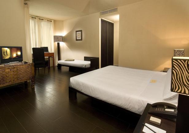 Ein Hotelzimmer mit einem Doppelbett und einem Schreibtisch.