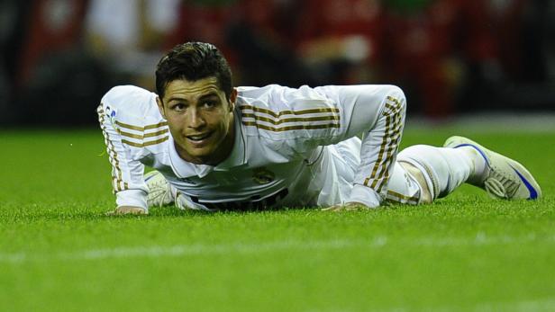 Cristiano Ronaldo liegt auf dem Rasen.
