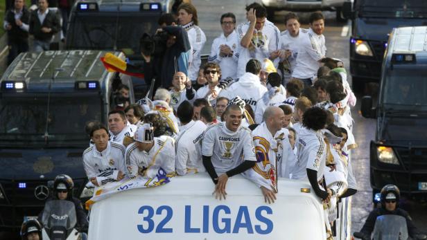 Spieler von Real Madrid feiern ihren 32. Liga-Titel auf einem offenen Bus.