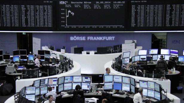 Blick in den Handelssaal der Frankfurter Börse mit zahlreichen Mitarbeitern vor Monitoren.