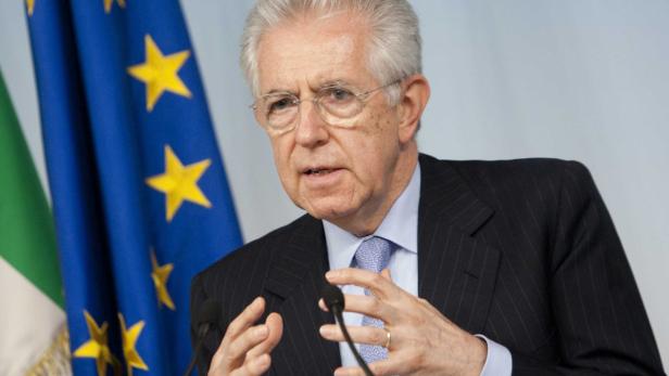 Mario Monti spricht vor der Europaflagge und der italienischen Flagge.