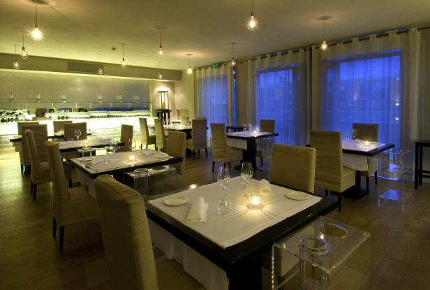 Ein elegant gedeckter Tisch in einem gehobenen Restaurant.