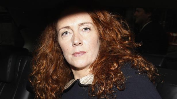 Rebekah Brooks Eine Frau mit roten, lockigen Haaren sitzt in einem Auto.