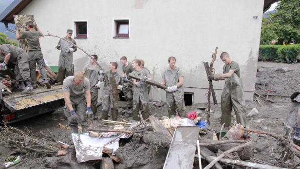 Bundesheer-Soldaten bei Aufräumarbeiten im Raum Trieben-St. Lorenzen Unwetter: Steirische Sünden der Vergangenheit