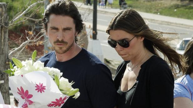 Christian Bale legte zusammen mit seiner Frau, Sibi Blazic, vor dem Kino in Aurora Blumen nieder. Blutbad: Batman-Darsteller besuchte Opfer