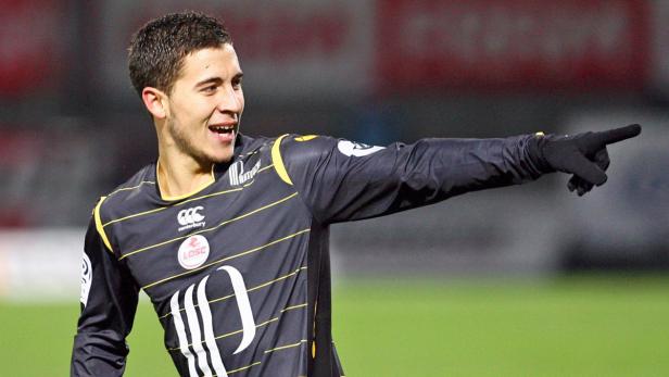 Eden Hazard im Trikot von Lille OSC zeigt mit dem Finger nach rechts.