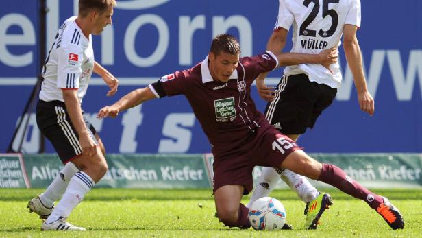 Ein Fußballspieler im Zweikampf während eines Fußballspiels.
