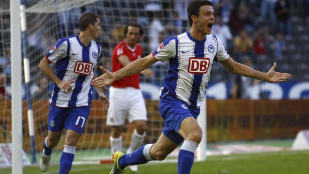 Ein Fußballspieler von Hertha BSC jubelt über ein Tor.