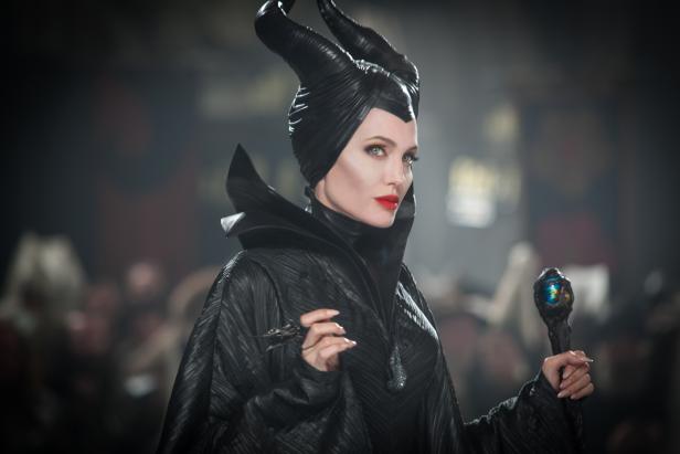 Angelina Jolie als Maleficent mit Hörnern und Zepter.
