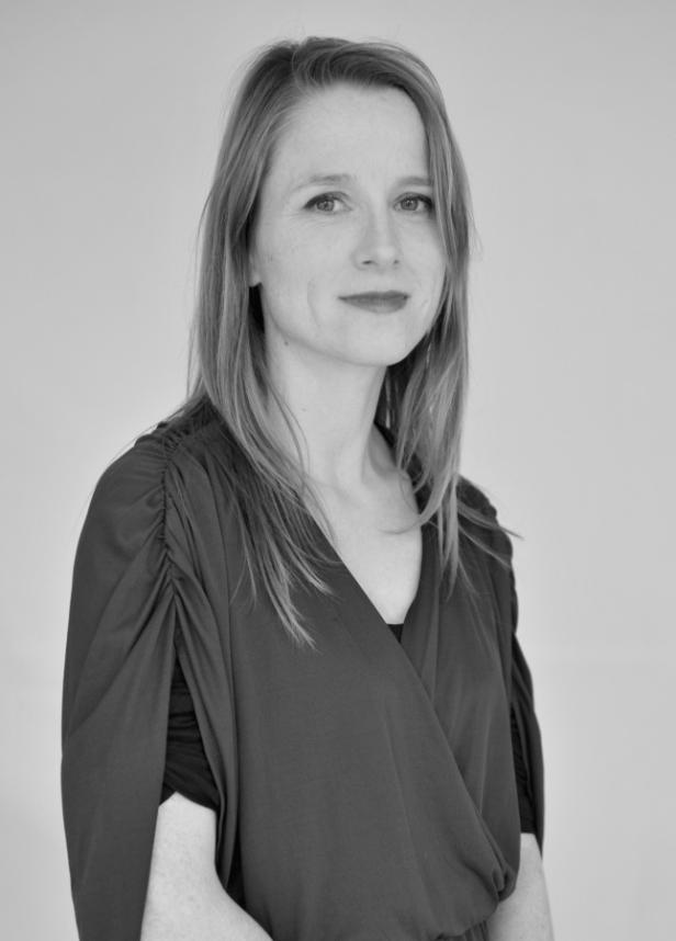 … Porträt einer Frau mit langen Haaren und einem Wickelkleid.