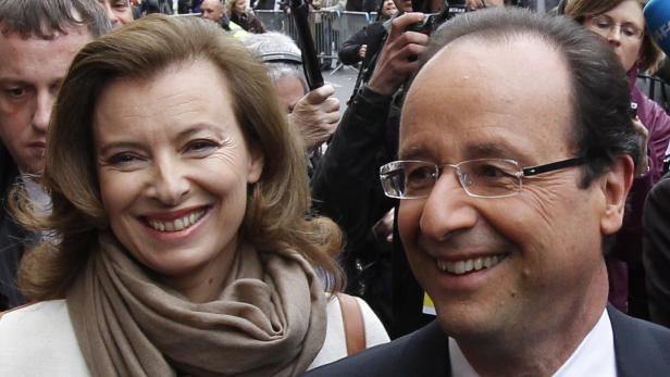 François Hollande und Valérie Trierweiler lächeln in die Kamera.