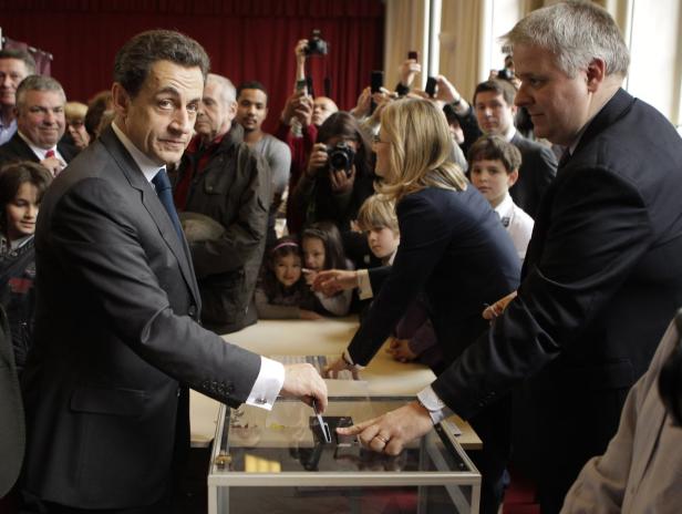 Nicolas Sarkozy gibt seine Stimme in einem Wahllokal ab.