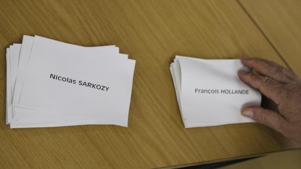 Stapel mit Wahlzetteln für Nicolas Sarkozy und François Hollande.