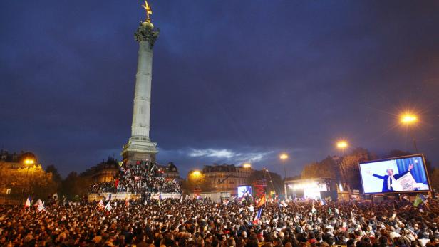 Eine große Menschenmenge versammelt sich auf der Place de la Bastille in Paris.