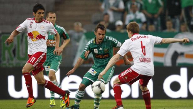 Fußballspieler kämpfen um den Ball während eines Spiels.