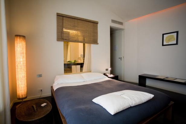 Ein Schlafzimmer mit einem Doppelbett und Blick auf ein Badezimmer.