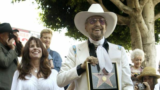 Herb Jeffries hält seine Sternenplakette auf dem Hollywood Walk of Fame.