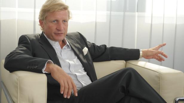 Firmenchef Schiebel: Nur für zivile Zwecke Ein Mann im Anzug sitzt entspannt in einem Sessel.