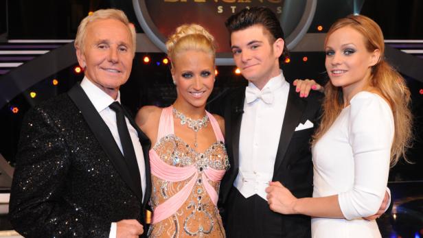 Die Jury und Kandidaten von „Dancing Stars“ posieren für ein Gruppenfoto.