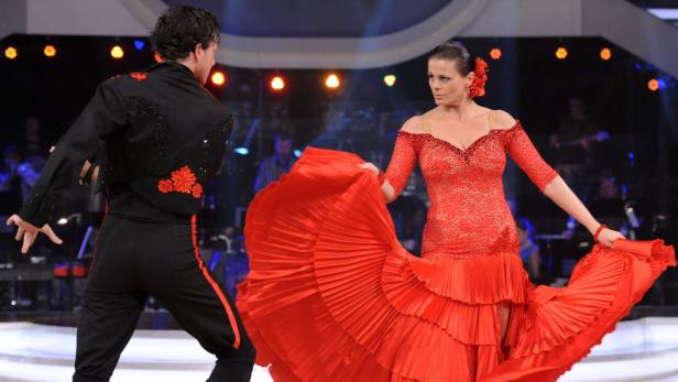 Ein Tanzpaar führt auf einer Bühne einen leidenschaftlichen Flamenco auf.