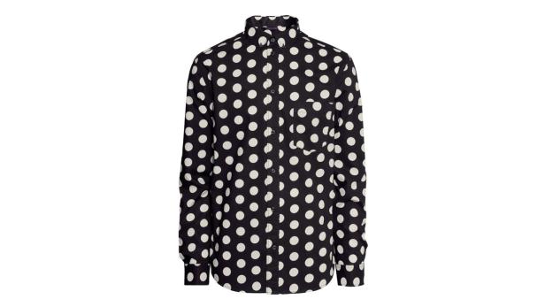 Ein schwarzes Hemd mit weißen Punkten und einer Brusttasche.