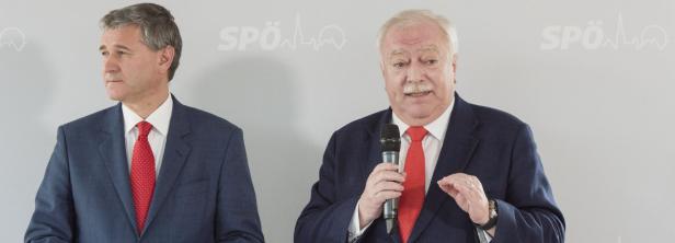 Zwei Männer in Anzügen stehen vor einem SPÖ-Logo.