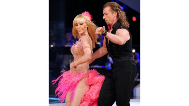 Ein Tanzpaar führt eine lateinamerikanische Tanzdarbietung auf.